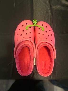 Crocs Classic Lined Clog in Hyper Pink, Size Men's 12 / Women's 14